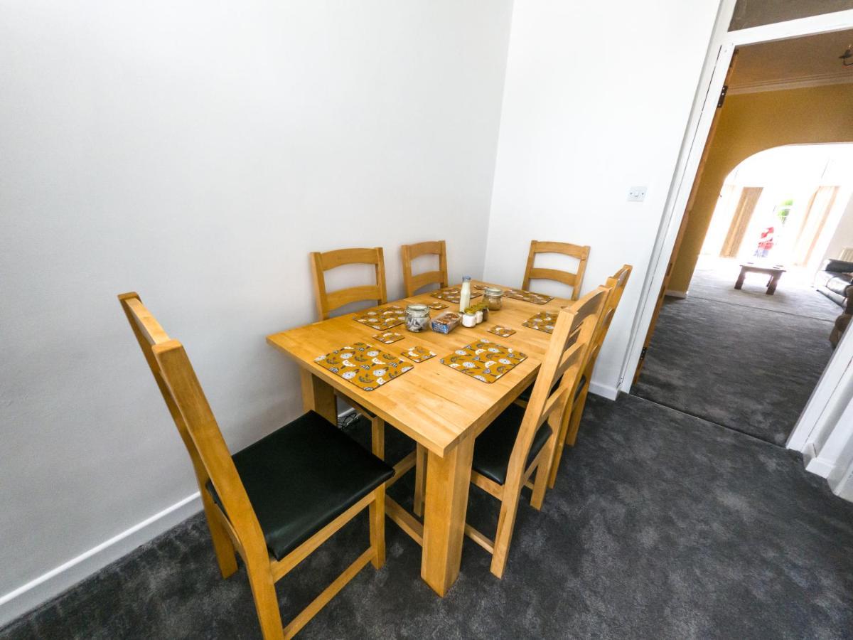 Newton Heath Apartment -750Mtrs To Beach - Spacious Ground Floor - Sleeps 6 Porthcawl Exterior photo